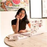 Profesora con formación en Psicología, ofrecí clases de sociales, filosofía e inglés , ya sea para tareas dirigidas o repaso de temas específicos!